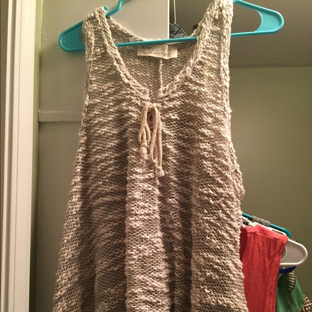 Light and airy knit type top